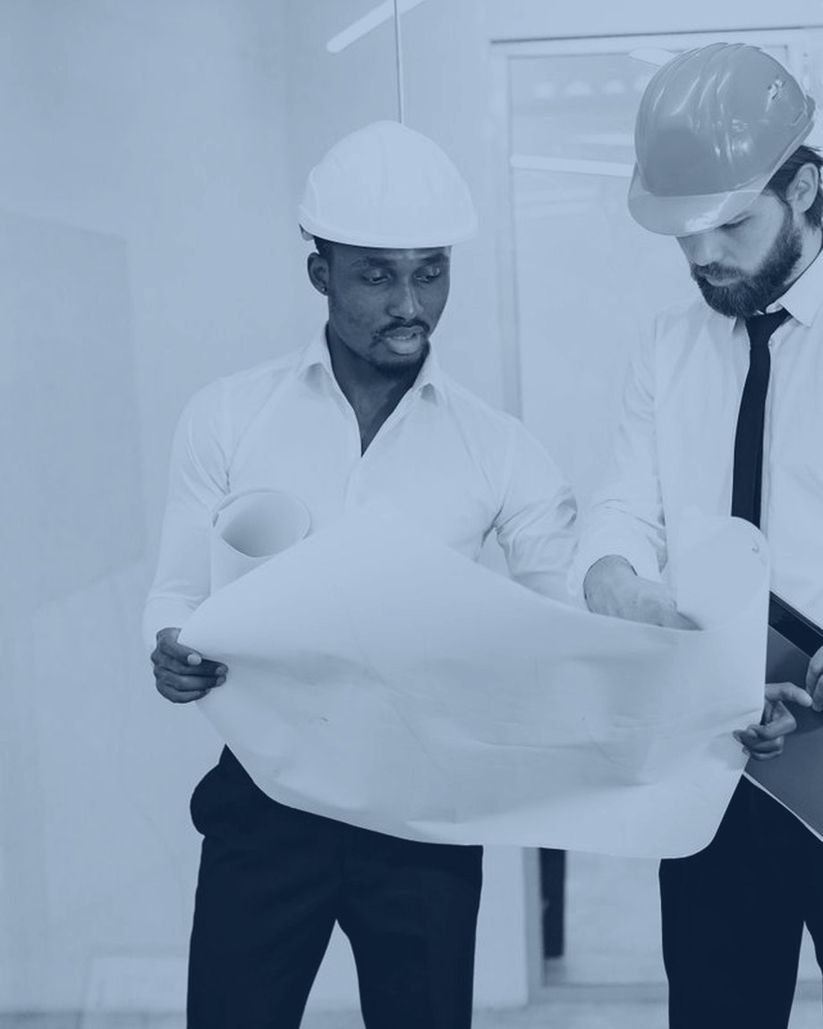 فريق إس بيلد الهندسي يراجع المخططات في الموقع